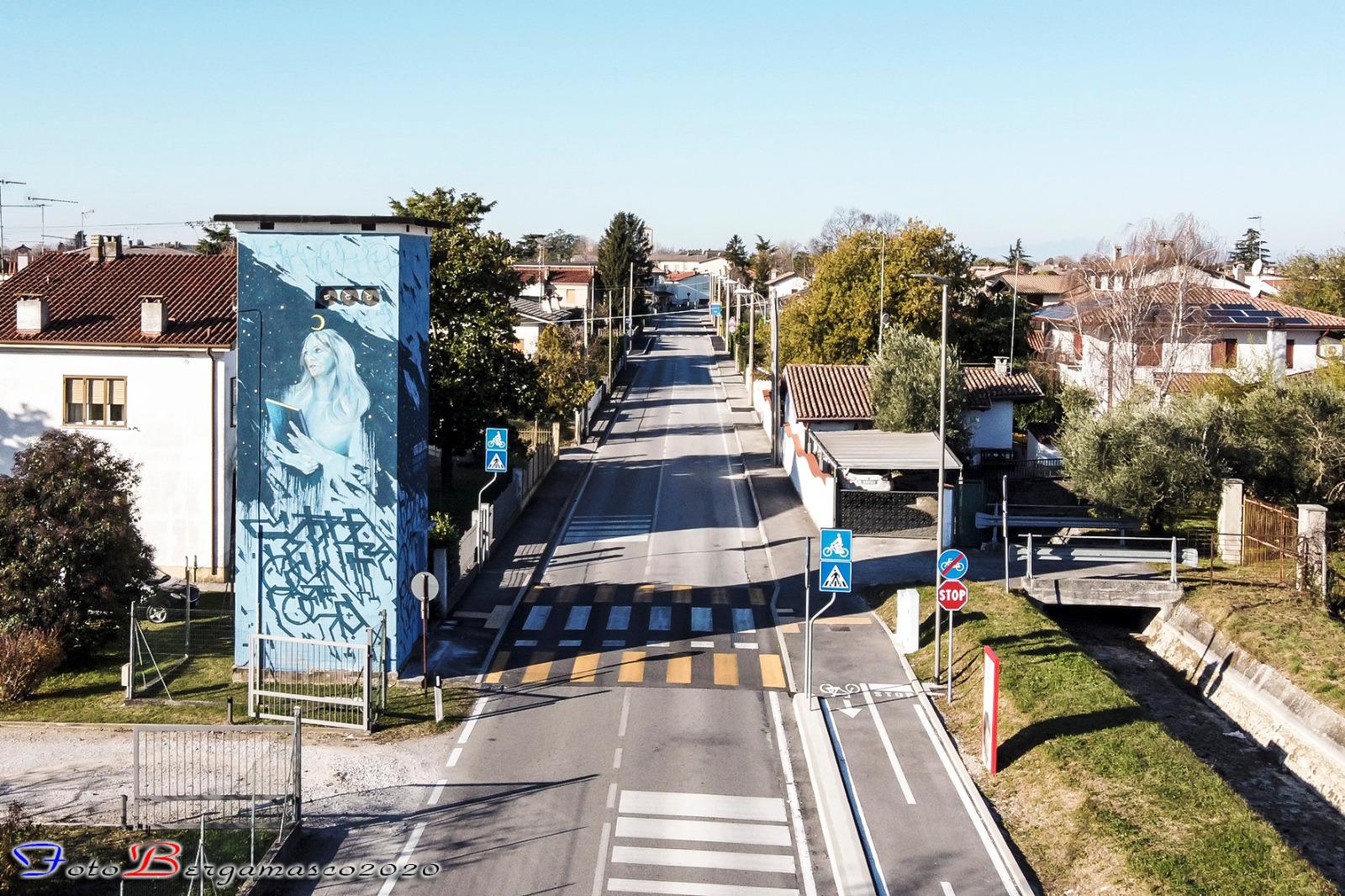 Turriaco, Mattia Campo dall'Orto firma il murales contro la violenza sulle donne